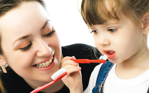 img-not-com-ajudar-filhos-escovar-dentes