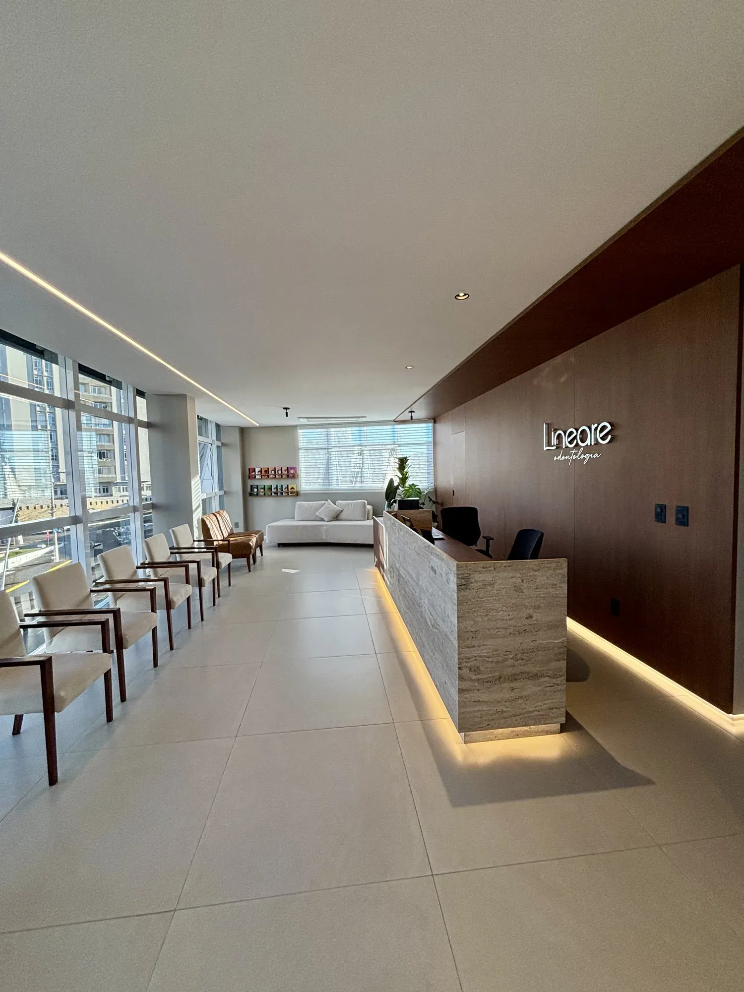 Recepção da LINEARE vista no sentido do corredor, com o letreiro da marca ao fundo.