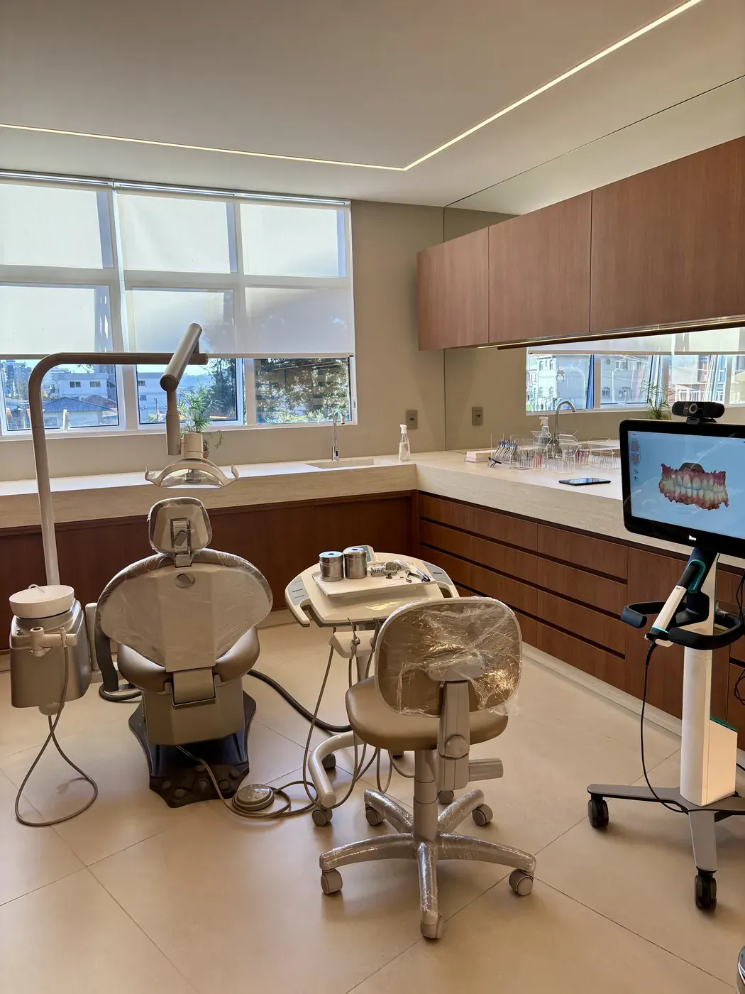 Consultório da LINEARE com a tela do escaneamento intraoral em 3D ao lado da cadeira.