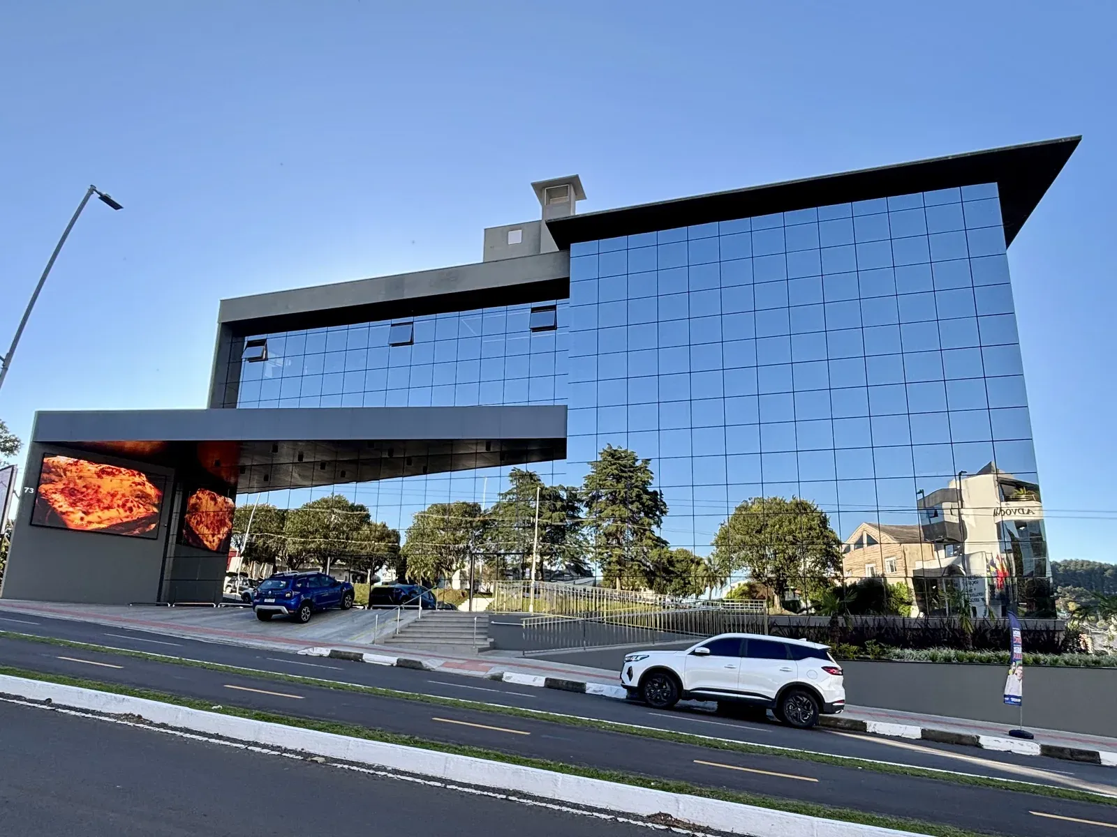 Fachada do edifício onde fica a LINEARE, na Avenida Duque de Caxias, em Lages.